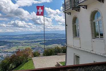 Das Bild zeigt die Sportschule des BASPO in Magglingen bei der DACH-Tagung 2022 in den Bergen der Schweiz  (verweist auf: Sportanlagen heute und morgen:
BISp beim Deutsch-Österreichisch-Schweizer-Treffen)