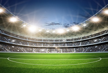 Das Bild zeigt ein großes Fußballstadion mit Zuschauern und bei Flutlichtbetrieb (verweist auf: Sportgroß­veranstaltungen: Studie zu klima­neutraler Fußball-EM 2024)