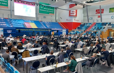 Das Bild zeigt eine Halle, in der eine Tagung abgehalten wird und viele Menschen sitzend einem Redner auf dem Podium zuhören (verweist auf: Projekt digitaler Sportstätten­atlas: BISp berichtet über aktuellen Stand)