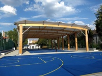 Bild zeigt Basketballfeld mit Überdachung auf dem Gelände des Friedrich-Ludwig Jahn Sportparks